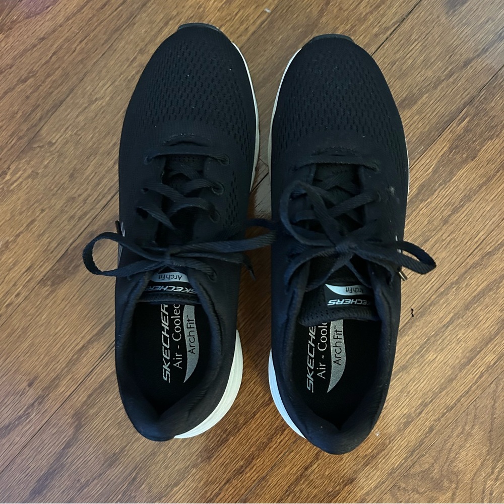 Skechers Sneaker..Size 8.5..New